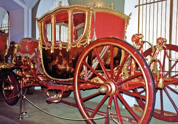 RU-Kremlin-Amory-Carriage-Russia-Moscow-Armory-red-carriage-David-Charney-618