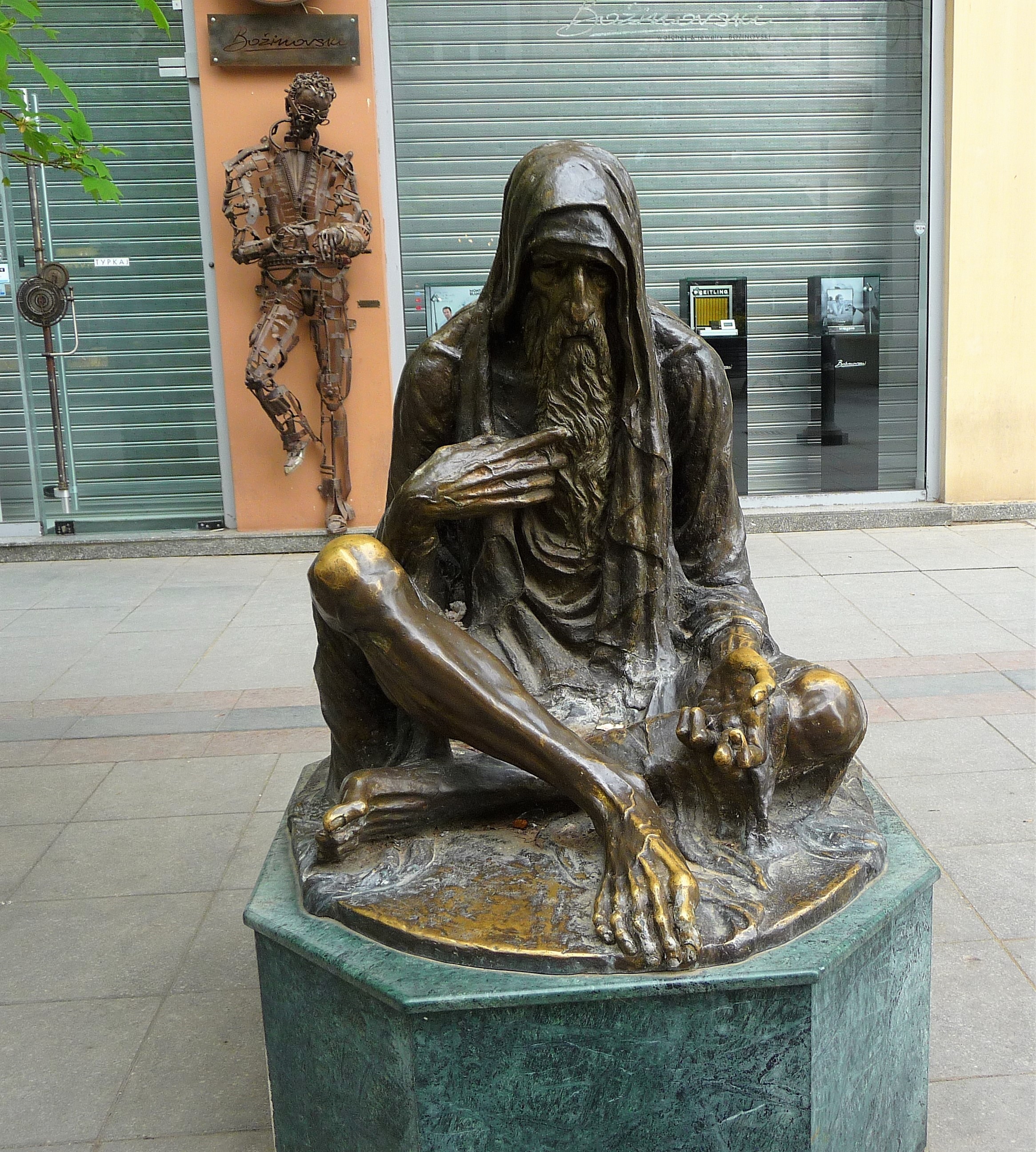 statue