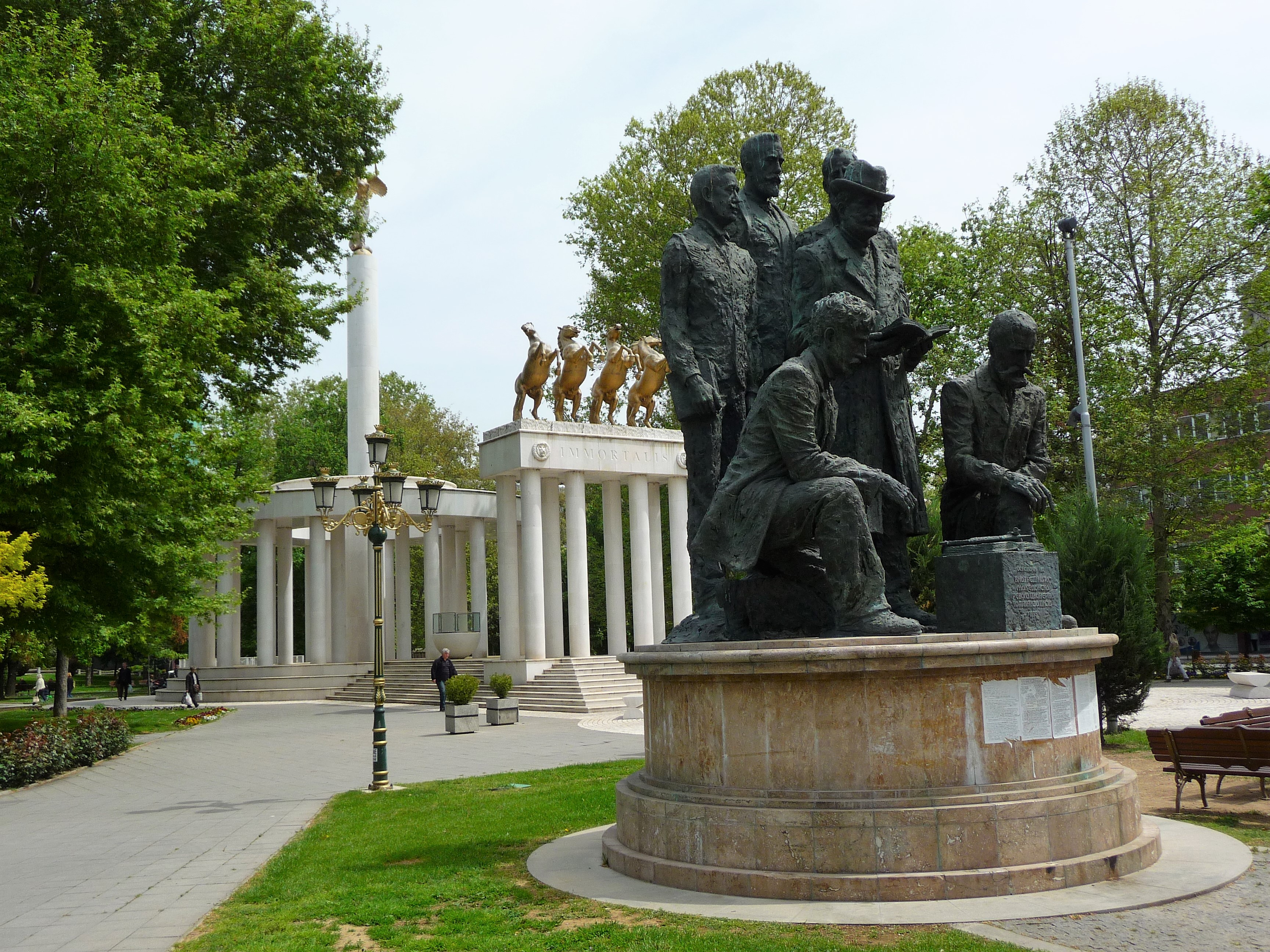 statue3